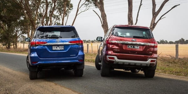 Duoi-xe-Everest-2-0-Titanium-4WD-hay-Fortuner-2-8V-4-4-AT-13-Muaxegiatot-vn