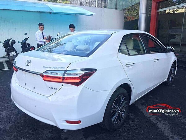 toyota_altis_1_8_g_cvt_2018_mau_trang_muaxegiatot_vn_duoi_xe_ben_phai