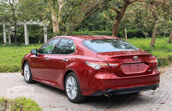 duoi-xe-toyota-camry-2019-25q-muaxegiatot-vn