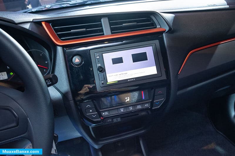 tien-nghi-noi-that-honda-brio-rs-2-mau-2020-muaxegiare-vn