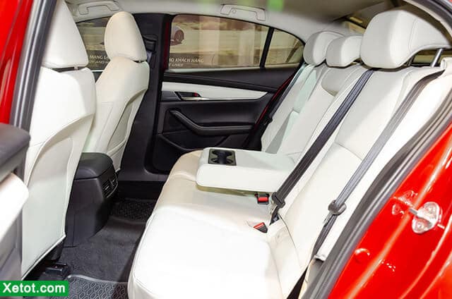 hang-ghe-sau-tren-mazda-3-2020-sedan-muaxenhanh-vn