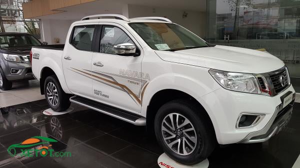 than-xe-nissan-Navara-VL-A-IVI-2021-muaxegiare-com