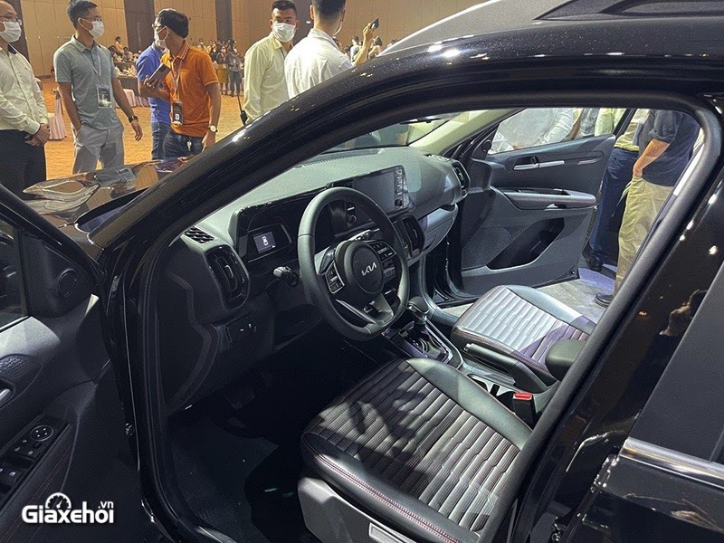 Khoang lái: Tha hồ “sống ảo” với trần xe tích hợp cửa sổ trời