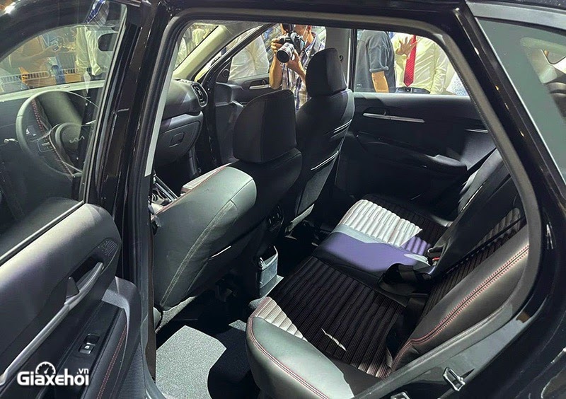 Khoang hành khách: Đầy đủ bệ tỳ tay và cửa gió điều hòa